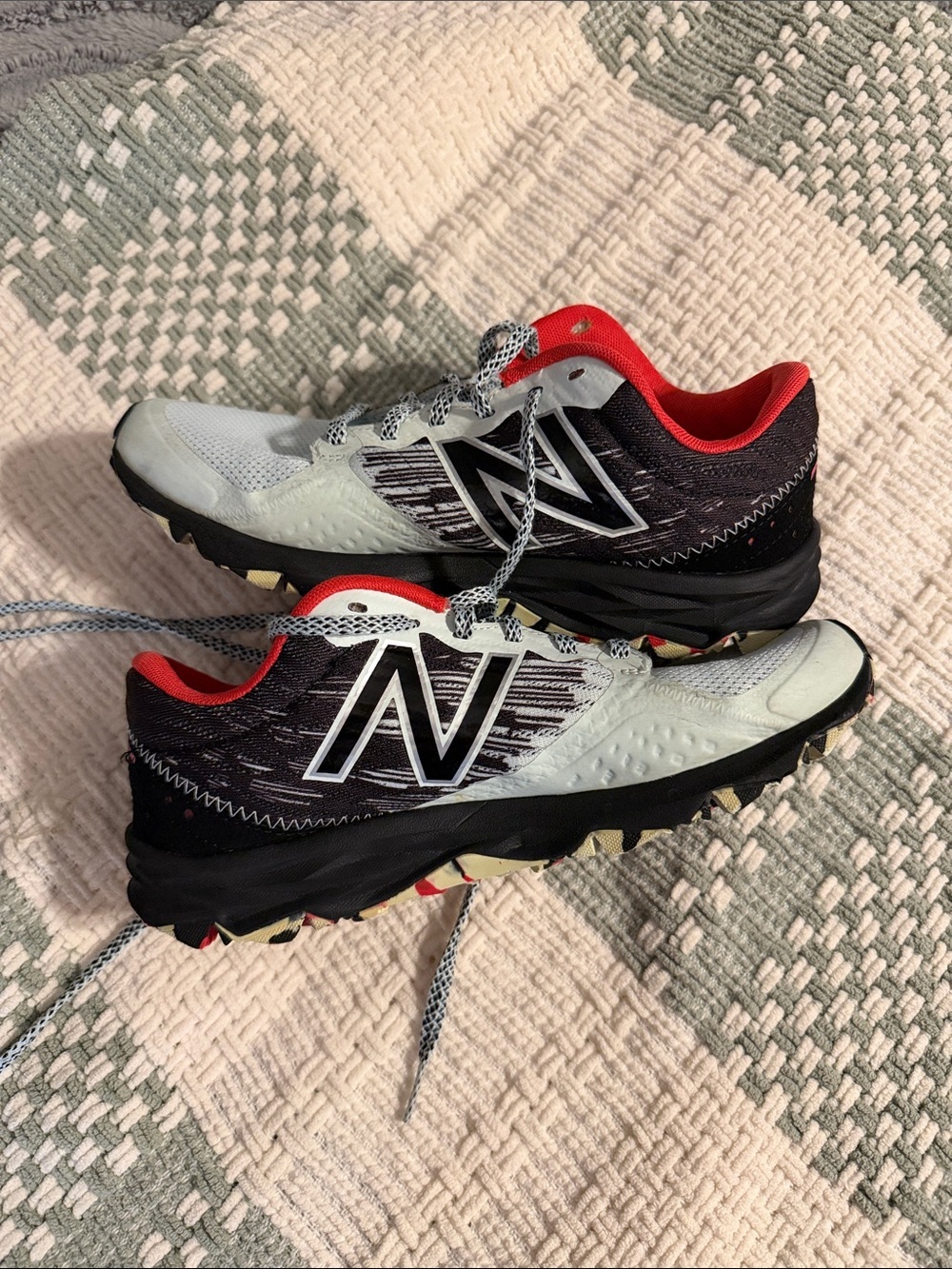Women’s New Balance 690 V2 trail running shoes